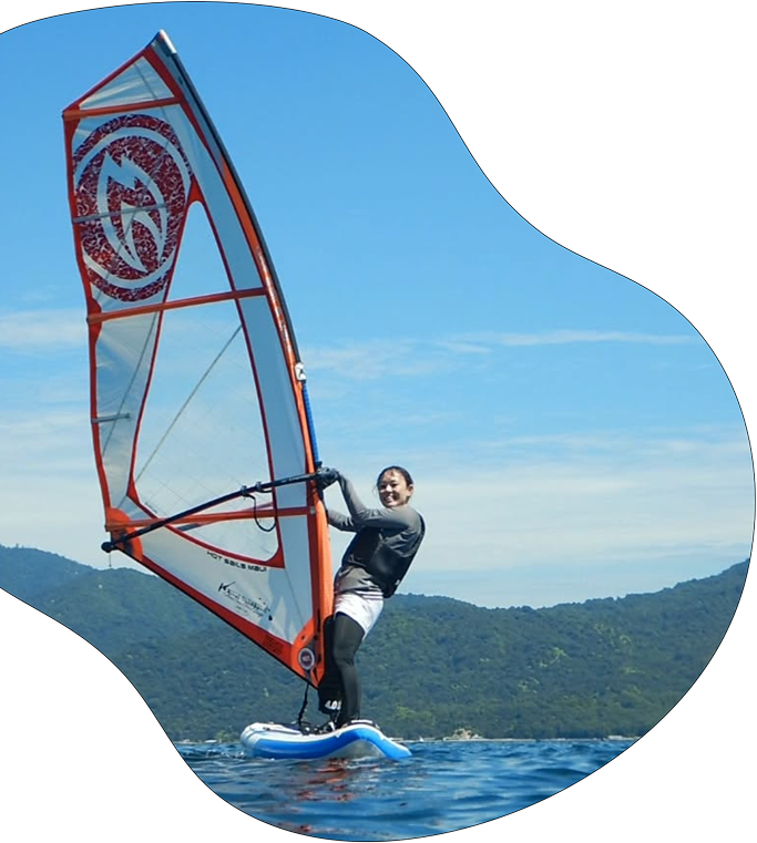 ウィンドサーフィンに乗っている人