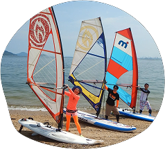 ウィンドサーフィンに乗っている人