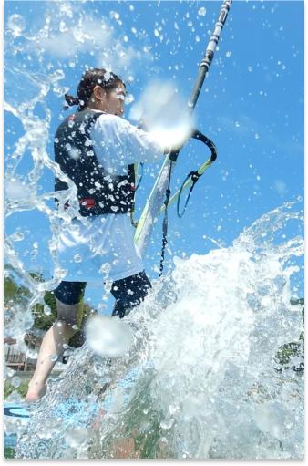 ウィンドサーフィンで波立っている