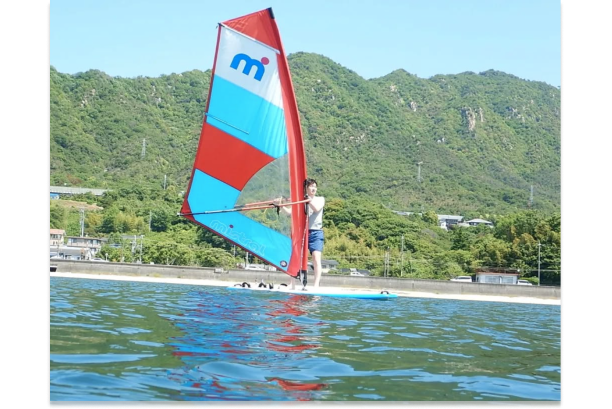 ウィンドサーフィンに乗っている人