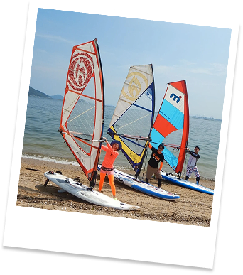 ウィンドサーフィンを持っている3人