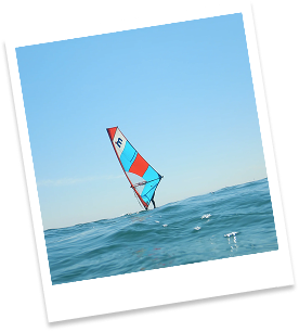 ウィンドサーフィンに乗っている人