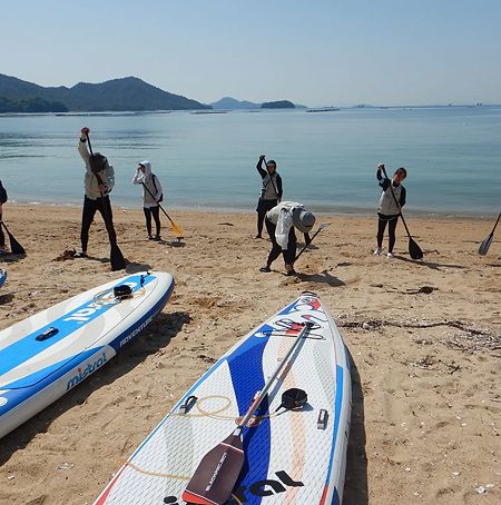 漕ぐ練習をしている人々