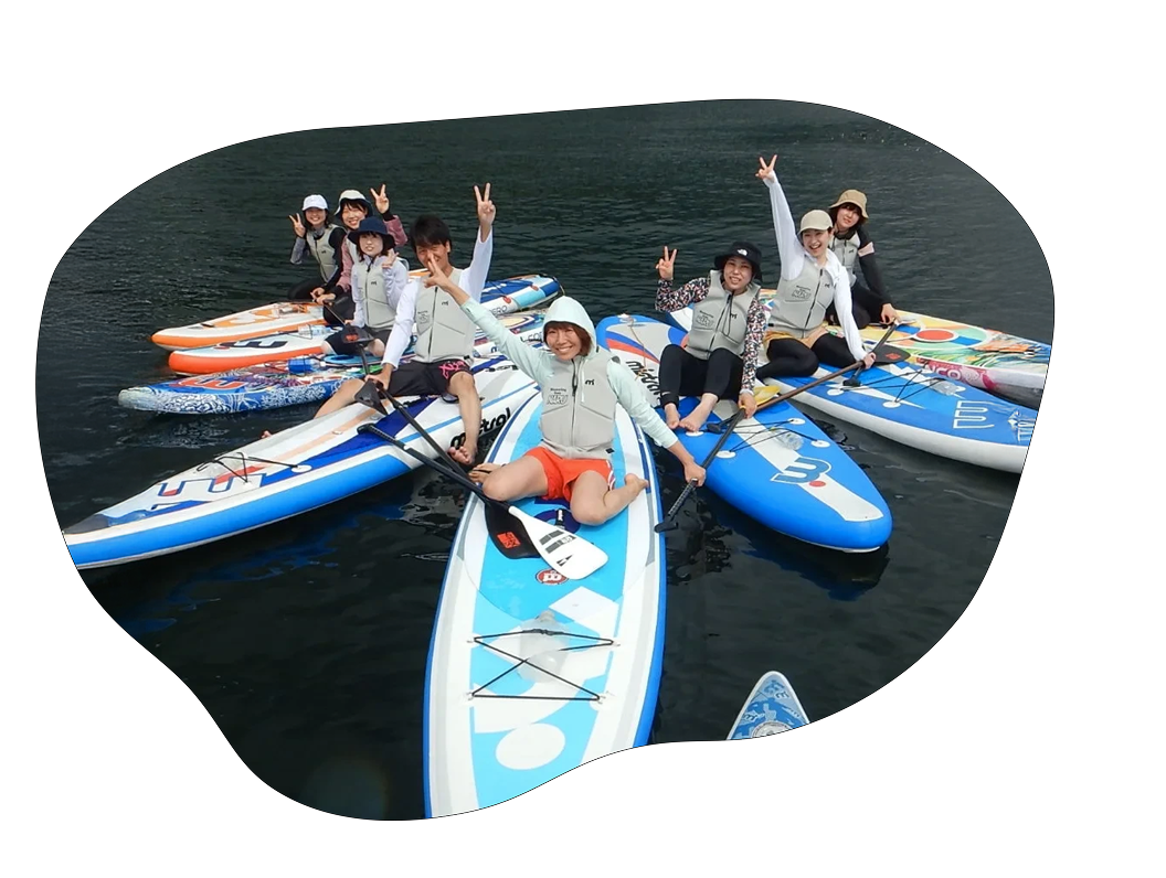 SUPを体験している人々