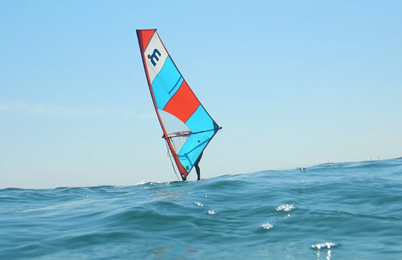 ウィンドサーフィンに乗っている人